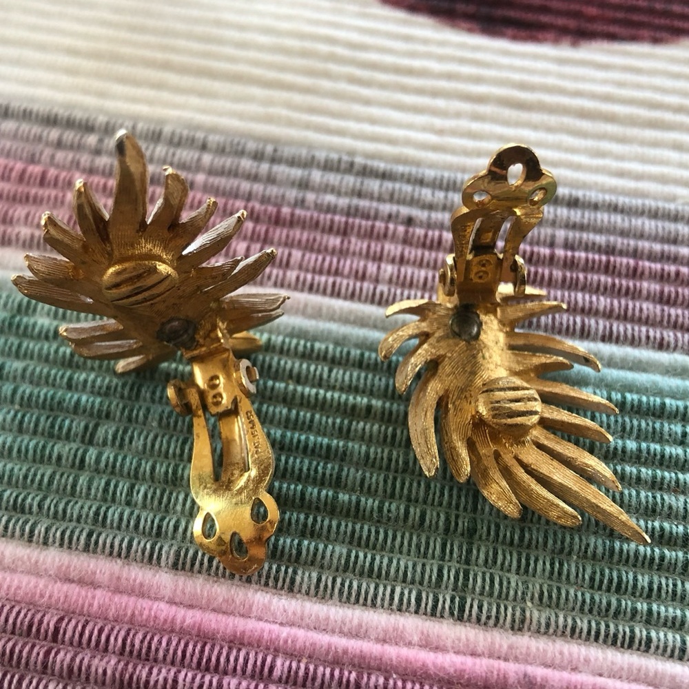 VINTAGE White Feather Clip-on Earrings 🪶 - Picture 4 of 6